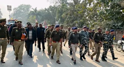 बार्डर पर सुरक्षा व्यवस्था के दृष्टिगत पुलिस अधीक्षक बहराइच श्री प्रशांत वर्मा द्वारा SSB एवम् पुलिस विभाग की विभिन्न जांच एजेंसियों के साथ मीटिंग की गई एवम् थाना रूपईडीहा क्षेत्र में पैदल गस्त की गई।