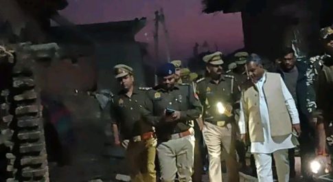 पुलिस अधीक्षक महोदय द्वारा विधायक नानपारा व एसएसबी टीम के साथ नेपाल सीमा से सटे थाना रुपईडीहा क्षेत्र में पैदल गस्त किया एवं निवासियों के साथ जनसंवाद