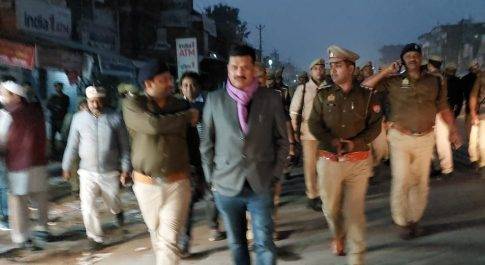 कैसरगंज में डीएम व एसपी के नेतृत्व में पुलिस बल ने किया रूटमार्च  