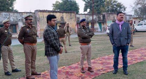 मतदान केन्द्र फखरपुर व कैसरगंज में स्थापित मतदान केन्द्रों का डीएम व एसपी ने किया निरीक्षण