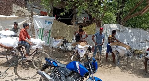 भारत-नेपाल सीमा पर सम्बन्धित अधिकारियों की मिली भगत से बड़े पैमाने पर हो रही प्रतिबंधित सामानों की तस्‍करी