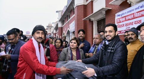 अखिलेश दास फाउंडेशन की ओर से कड़ाके की ठंड में कंबल पाकर कुलियों के चेहरे पर खुशी की लहर