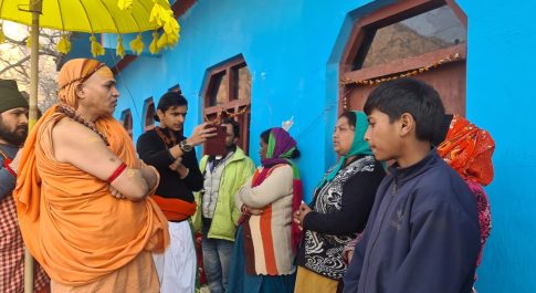 जोशी मठ में लगातार हो रहे भू धसाव के क्रम में आज ज्योतिष पीठ के शंकराचार्य स्वामी अविमुक्तेश्वरानन्द सरस्वती आपदा पीड़ितों से मिले