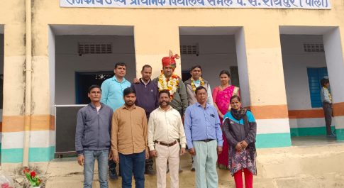 शिक्षण सामग्री प्राप्त कर विद्यार्थियों के खिल उठे चेहरे।