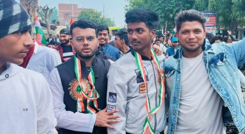 युवाओं द्वारा निकाली गई विशाल तिरंगा रैली