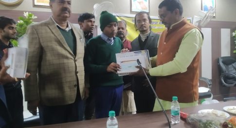 सदर विधायक द्वारा सम्मानित हुआ आलमाइटी का छात्र