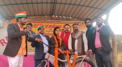 विदाई समारोह में छात्रों को हाटा विधायक ने साइकिल देकर पुरस्कृत किया