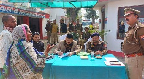 समाधान दिवस का जायज़ा लेने थाना कैसरगंल व जरवल पहुॅचे डीएम व एसपी  जरूरतमन्दों को वितरित किया कम्बल