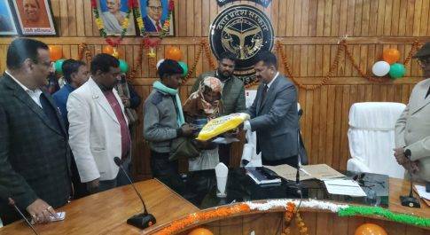 डीएम के प्रयास से बुज़ुर्ग फरियादी जुम्मन को एक सप्ताह में मिला न्याय , तत्कालीन व वर्तमान लेखापाल के विरूद्ध हुई कार्रवाई