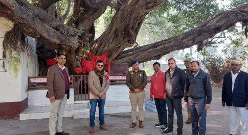 आईपीएल चीनी मिल जरवल रोड पहुॅचे डीएम व एसपी  पकड़िया बाबा स्थल का सौन्दर्यीकरण कराए जाने के दिए निर्देश