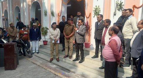 मतदान सम्पन्न कराने के लिए रवाना हुई पोलिंग पार्टियां