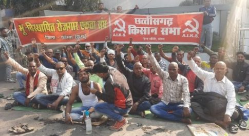 भूविस्थापितों को नियमित रोजगार की मांग : कुसमुंडा मुख्यालय के सामने मुंडन कराकर विरोध प्रदर्शन, किसान सभा ने कहा – जारी रहेगा आंदोलन
