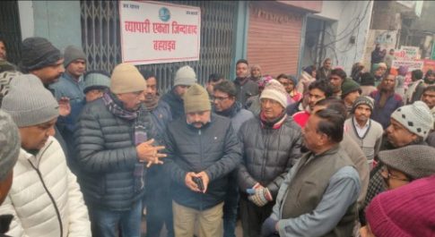 व्यापारी के प्रतिष्ठान में घुसकर लूट की कोशिश व फायरिंग करने वाले बदमाशों की गिरफ्तारी ना होने से नाराज सैकड़ों व्यापारी सड़कों पर