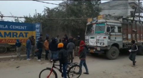 ट्रक ने मारी विद्युत पोल को टक्कर हुआ छतिग्रस्त