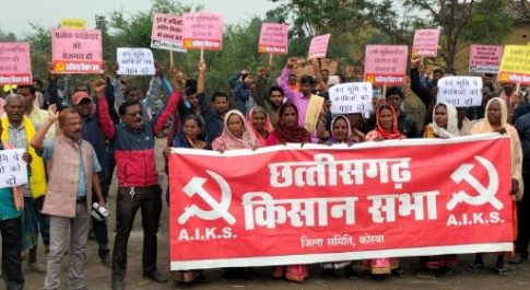रैनपुर में धरना-प्रदर्शन, किसान सभा ने कहा : वनाधिकार देने और भूविस्थापितों की समस्या हल करने में कांग्रेस सरकार नाकाम