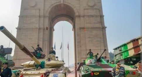 भारी होती परेड, हल्का पड़ता गणतंत्र