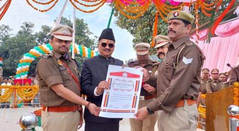 उत्कृष्ट कार्य के लिए सम्मानित किये गये पुलिस अधिकारी/कर्मचारी व डीजीसी