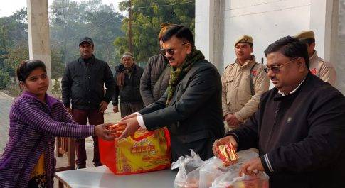 आश्रम पद्धति विद्यालय रिसिया पहुॅचे डीएम डॉ. दिनेश चन्द्र  सरकारी आवास पर जैविक रूप से उगाई गई गोभी भेंट की