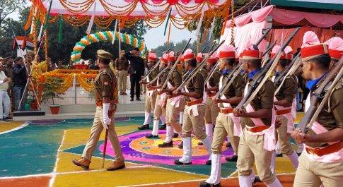 डीएम डॉ. दिनेश चन्द्र ने किया ध्वजारोहण, ग्रहण किया पुलिस परेड का मान प्रमाण
