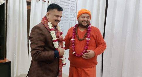 महामण्डेश्वर रविगिरी जी महराज ने डीएम को सम्मानित कर दिया आर्शीवाद