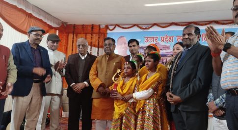 केडीसी के जिम्नेजियम हाल में समारोहपूर्वक मनाया गया उत्तर प्रदेश स्थापना दिवस  समारोह के दौरान विभिन्न योजनाओं किया गया लाभान्वित