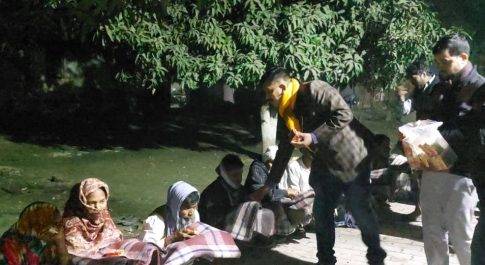 डीएम ने नगर क्षेत्र का किया भ्रमण, ज़रूरतमन्दों को बांटा कम्बल