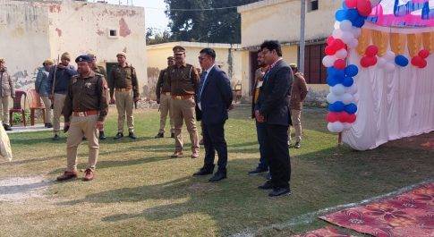 मतदान केन्द्रों पर भ्रमणशील रहे डीएम व एसपी