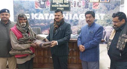 फरियादियों को डीएम ने एसपी के साथ बांटा कम्बल
