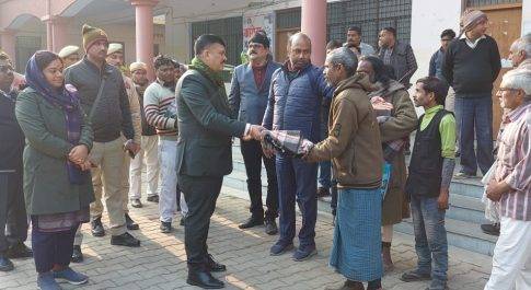 तहसील नानपारा का डीएम ने किया भ्रमण  नानपारा में गोशाला निर्माण हेतु भूमि चिन्हांकन के दिए गए निर्देश  ठन्डक के मद्देनज़र माकूल बन्दोबस्त करने के दिए निर्देश  02 दर्जन ज़रूरतमन्दों को किया कम्बल का वितरण