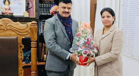 डिप्टी कलेक्टर पूजा यादव को मिली पीएचडी की उपाधि  डीएम डॉ. दिनेश चन्द्र ने दी बधाई