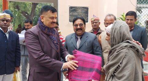 जरूरतमन्द फरियादियों को डीएम ने बांटा कम्बल