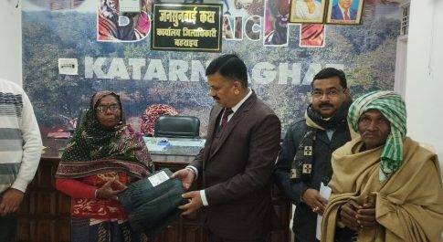 जनता दर्शन में आये फरियादियों को मिली कम्बल की सौगात