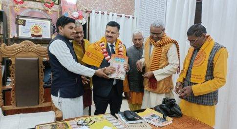 जिलाधिकारी को बधाई देने का सिलसिला जारी