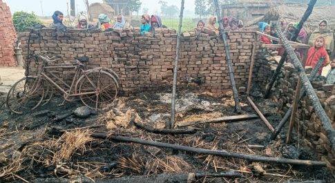 ग्राम ककरा बोधवा में अग्नि घटना का डीएम ने लिया संज्ञान  तहसील प्रशासन नानपारा को मदद करने के दिए निर्देश