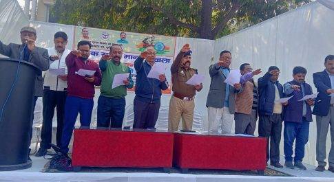 सड़क सुरक्षा के लिए विद्यालयों में मनाया गया मानव श्रृखंला  यातायात नियमों का पालन करने के लिए दिलाया गया शपथ