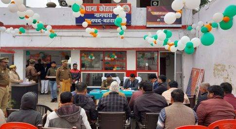 समाधान दिवस का जायजा लेने कोतवाली नानपारा पहुॅचे डीएम व एसपी  डीएम एसपी ने जरूरतमन्दों को वितरित किया कम्बल