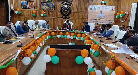 डीएम ने प्रभारी व सहायक प्रभारी अधिकारियों के साथ की बैठक  जनपद स्तरीय निवेश कुंभ के सफल आयोजन के सम्बंध में