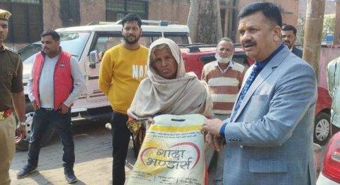 उपचार के लिए मेडिकल कालेज आयी वृद्ध महिला को डीएम ने भेंट किया कम्बल