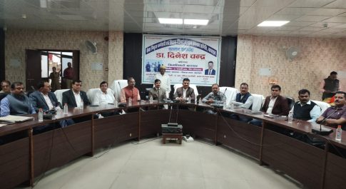 सेवानिवृत्त कर्मचारी एवं शिक्षक पेंशनर्स कल्याण समन्वय समिति द्वारा डीएम को किया गया सम्मानित