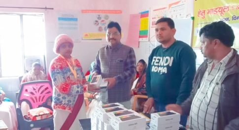द्वितीय चरण में 53 आशा कार्यकर्ताओं को मिला स्मार्टफोन
