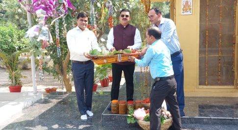 केजीवीबी बेगमपुर की छात्राओं को डीएम ने भेजा जैविक फलों व सब्ज़ियों का उपहार