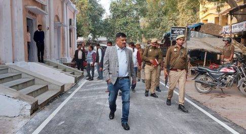 डीएम ने कलेक्ट्रेट परिसर व पटलों का किया निरीक्षण