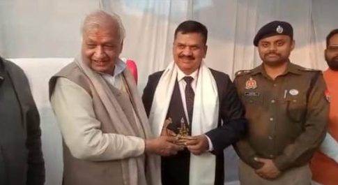 केरल के राज्यपाल ने डीएम को भेंट किया अंगवस्त्र व स्मृति चिन्ह  अच्छा कार्य करने पर डीएम व एसपी को दी बधाई