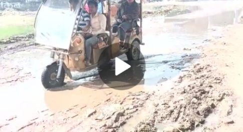 कुंभकर्णी नींद सोए है ई ओ साहब , रोड पर बह रहा है गंदा पानी 