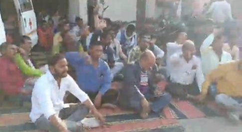 विद्युत पोल टूटकर गिरने से संविदा लाइनमैन के सर पर लगी गंभीर चोटे ,हुई मौत तो विभाग के लोगों ने किया प्रदर्शन