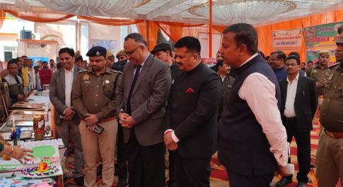 राजस्व परिषद के अध्यक्ष ने प्रदर्शनी स्टालों का किया अवलोकन