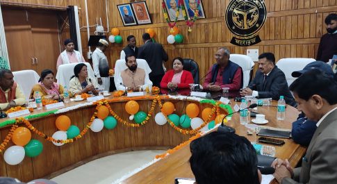 प्रभारी मंत्री डॉ. संजय निषाद ने विभागीय अधिकारियों के साथ की बैठक