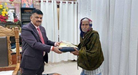 जनता दर्शन में आये जरूरतमंद फरियादियों डीएम ने बांटा कम्बल