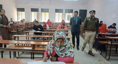 डीएम व एसपी ने नगर क्षेत्र के परीक्षा केन्द्रों का किया भ्रमण
