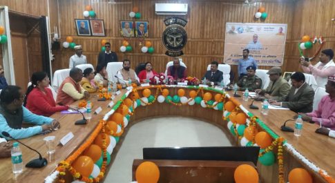 प्रभारी मंत्री डॉ. संजय कुमार निषाद ने जनप्रतिनिधियों के साथ की बैठक